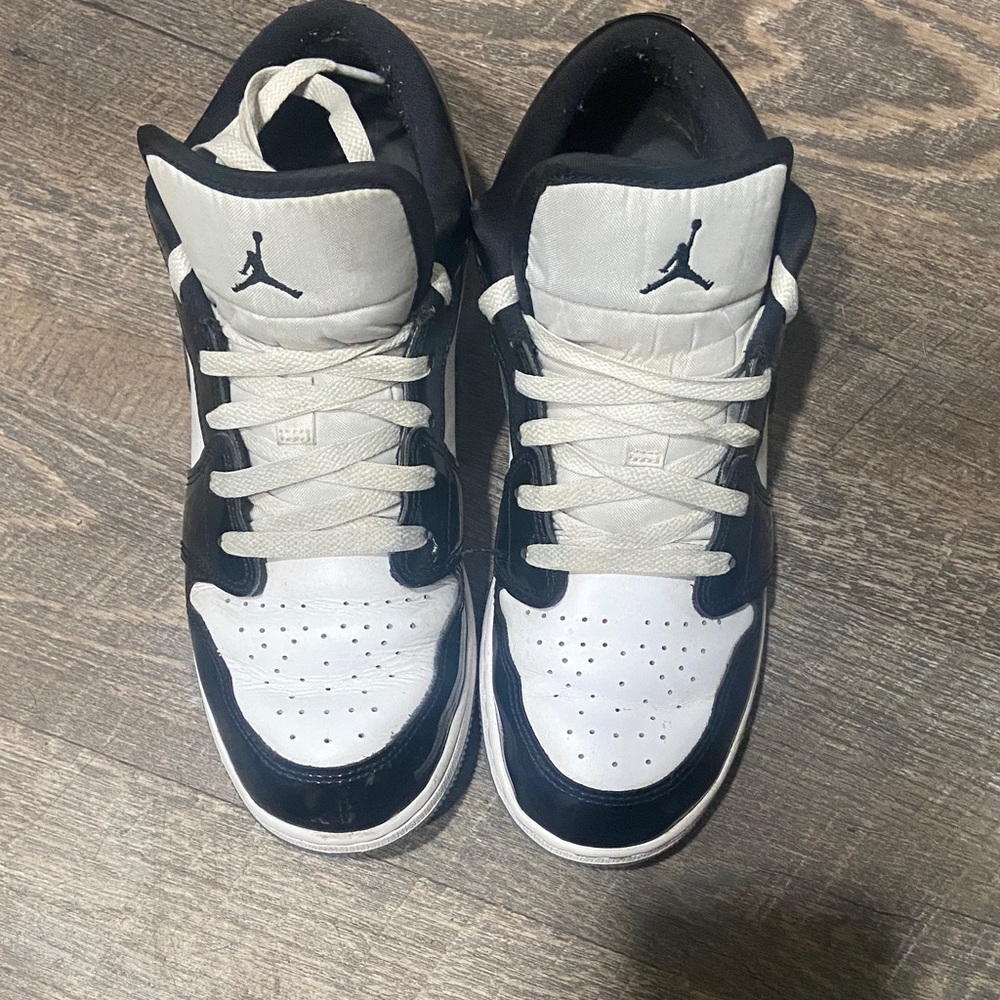 Jordan Men's Black and White Sneakers